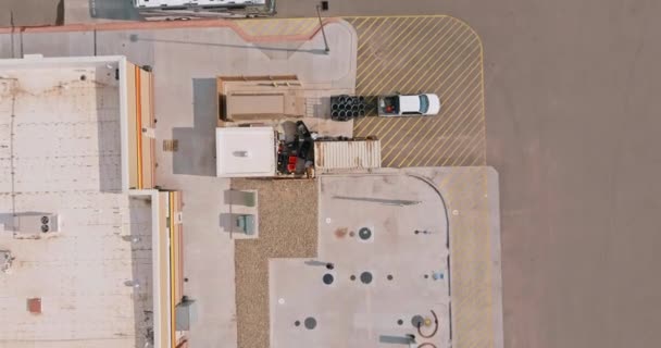 Vue aérienne de la gare de transport avec arrêt de camion près de l'autoroute inter-états - Séquence, vidéo