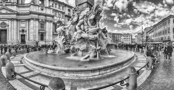 rom - november 18: panoramablick auf den brunnen der vier flüsse, symbolträchtiges denkmal, 1651 von bernini entworfen, auf der berühmten piazza navona, rom, italien, november 18, 2018 - Foto, Bild