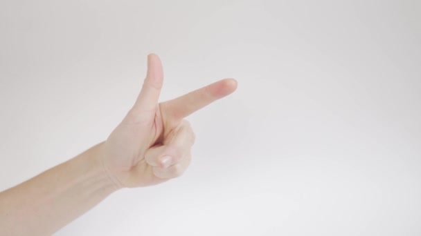 Close-up, Womens Hand toont klasse en telt tot drie op de vingers op een witte achtergrond - Video
