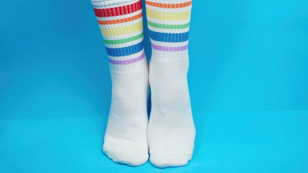 Concepto de tiro de calcetines blancos con colores arco iris, alegoría - Foto, imagen