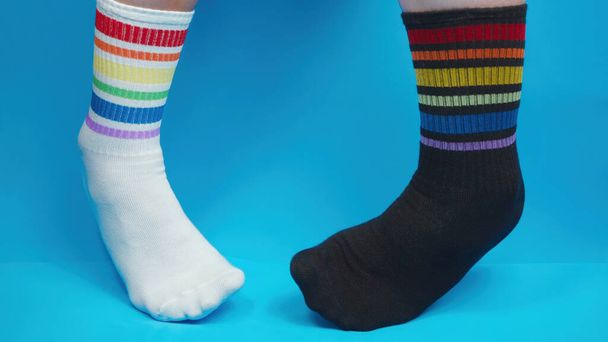 Concept photo de chaussettes aux couleurs arc-en-ciel, allégorie - Photo, image