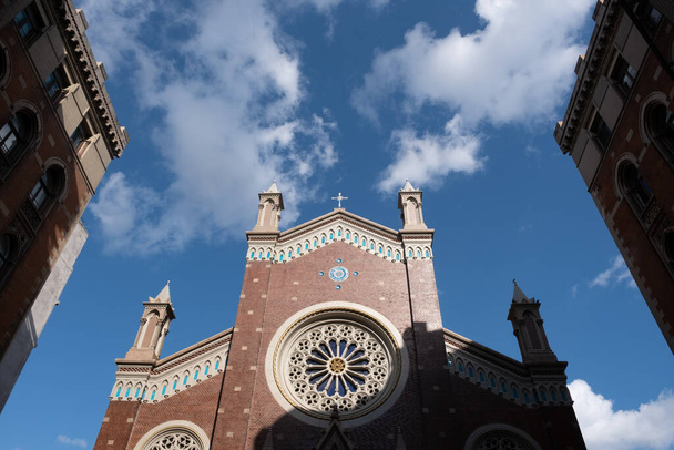 Palazzo storico di Sant'Antonio di fronte al cielo nuvoloso - Foto, immagini