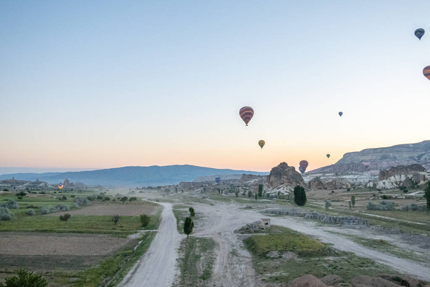 A big tourist attraction in Cappadocia is the hot air balloon ride. Cappadocia is known all over the world as one of the best destinations for hot air ballooning. Goreme, Cappadocia, Turkey. - Foto, afbeelding