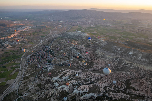 Velkou turistickou atrakcí v Cappadocii je horkovzdušná jízda balónem. Cappadocia je známá po celém světě jako jedna z nejlepších destinací pro horkovzdušné balóny. Goreme, Cappadocia, Turkey. - Fotografie, Obrázek
