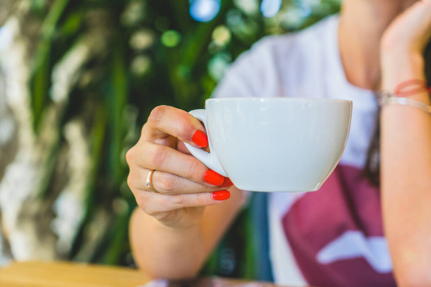 Mujer bebe café en la cafetería - Foto, imagen