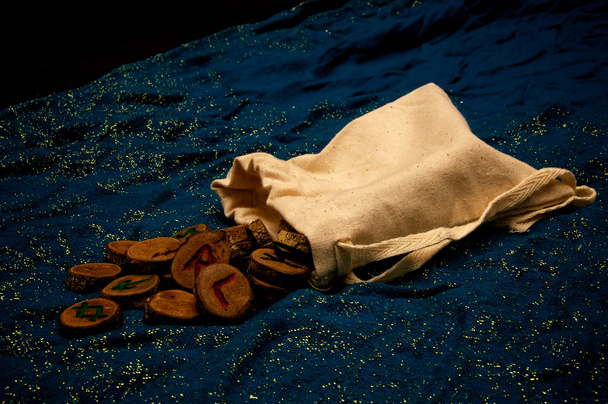 μαντεία ρούνους σε μπλε ύφασμα - Φωτογραφία, εικόνα