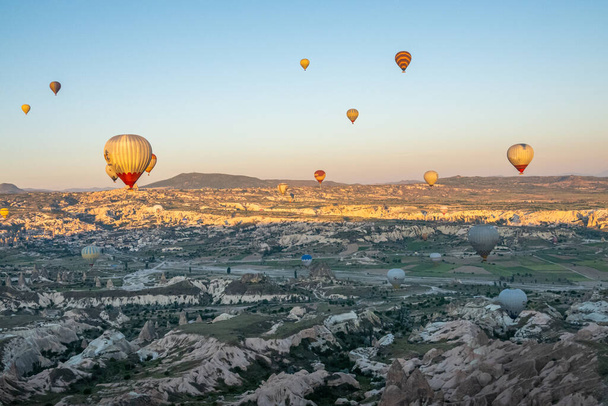 A big tourist attraction in Cappadocia is the hot air balloon ride. Cappadocia is known all over the world as one of the best destinations for hot air ballooning. Goreme, Cappadocia, Turkey. - Zdjęcie, obraz