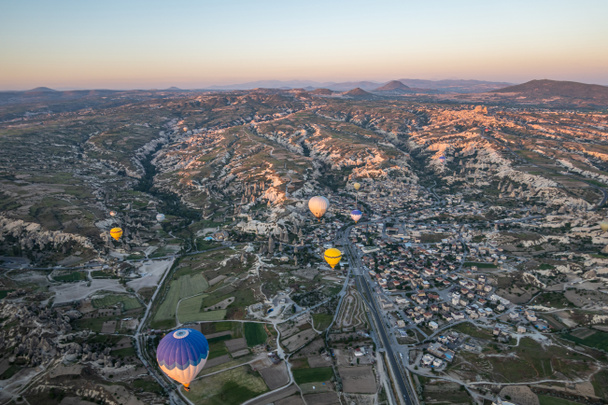 Ένα μεγάλο τουριστικό αξιοθέατο στην Καππαδοκία είναι η βόλτα με αερόστατο. Η Καππαδοκία είναι γνωστή σε όλο τον κόσμο ως ένας από τους καλύτερους προορισμούς για αερόστατο θερμού αέρα. Goreme, Καππαδοκία, Τουρκία. - Φωτογραφία, εικόνα