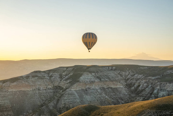 A big tourist attraction in Cappadocia is the hot air balloon ride. Cappadocia is known all over the world as one of the best destinations for hot air ballooning. Goreme, Cappadocia, Turkey. - Φωτογραφία, εικόνα