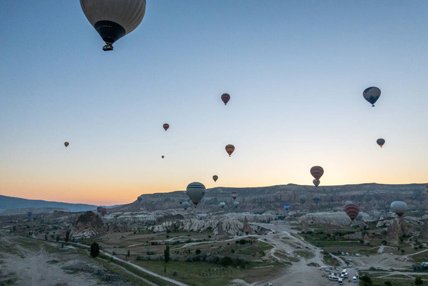 A big tourist attraction in Cappadocia is the hot air balloon ride. Cappadocia is known all over the world as one of the best destinations for hot air ballooning. Goreme, Cappadocia, Turkey. - Foto, imagen