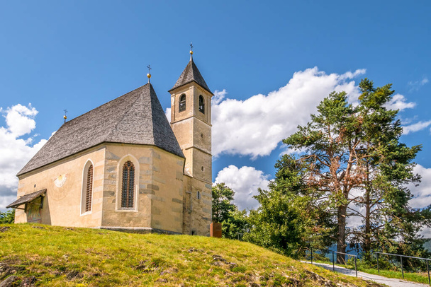 Vue de l'église de Viums, village des Dolomites du Tyrol du Sud - Italie - Photo, image