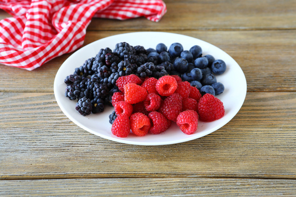 Mix fresh berries on a plate - Foto, Imagen