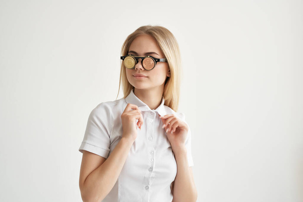 Businesswoman Bitcoin glasses light background - Foto, afbeelding