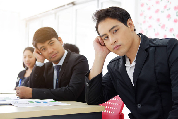 Gli uomini d'affari asiatici seri sono noiosi e si incontrano per brainstorming con personale di uomini d'affari e lavoro di squadra su affari di marketing in sala riunioni a ufficio. - Foto, immagini