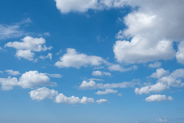 bulutlu gökyüzü arkaplanı, ön görünüm - Fotoğraf, Görsel