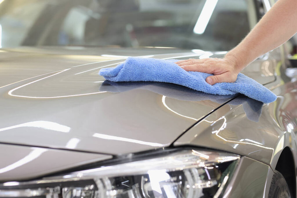 Hood of gray car is wiped with microfiber at car wash - Fotografie, Obrázek