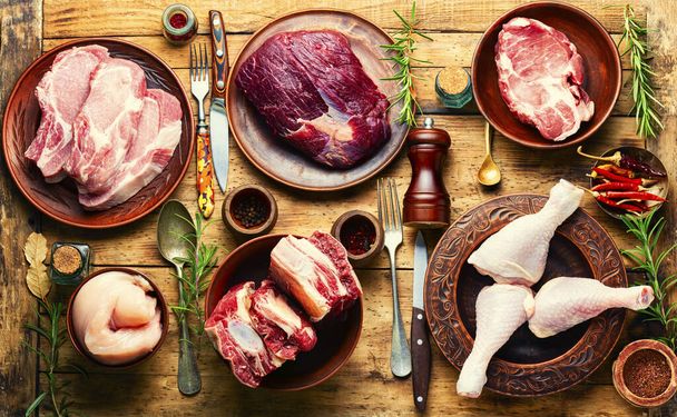 Tuore lihapala puupöydällä.Vasikanlihaa, sianlihaa ja kanaa ruoanlaittoon.Tasainen lay - Valokuva, kuva