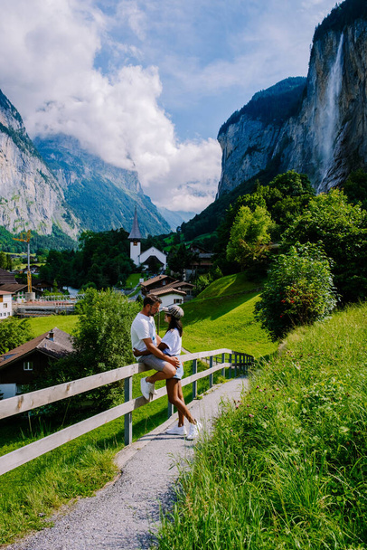Знаменита долина Лаутербруннен з розкішним водоспадом і швейцарськими Альпами на задньому плані, Бернер - Оберланд (Швейцарія, Європа). - Фото, зображення