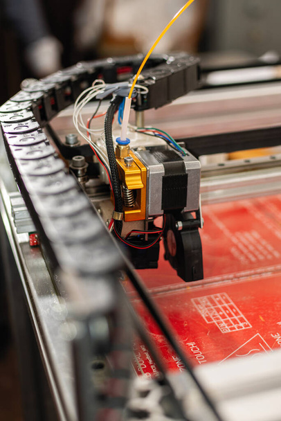 impresora 3D casera, primer plano en el elemento de impresión de la máquina - Foto, imagen