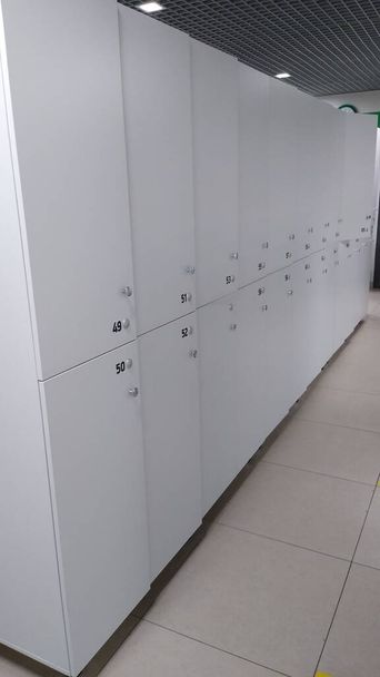Casiers dans les vestiaires en deux niveaux de couleur grise avec des numéros - Photo, image