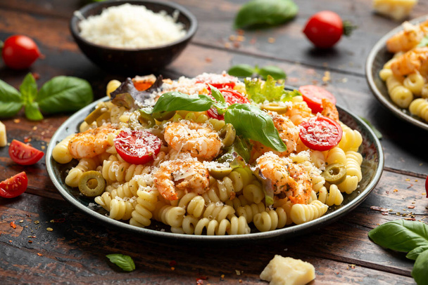 Prawn pasta salad with marinated green olives, cherry tomatoes and parmesan cheese. - Fotografie, Obrázek