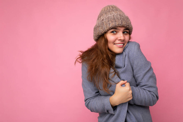 Krásná pozitivní mladá brunetka žena izolované přes barevné pozadí zeď na sobě ležérní stylové oblečení pocit upřímné emoce při pohledu na kameru - Fotografie, Obrázek