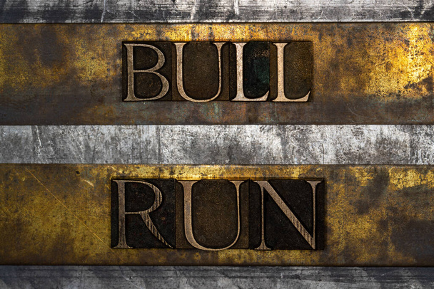 Bull Run text on textured grunge copper and vintage gold background - Photo, Image