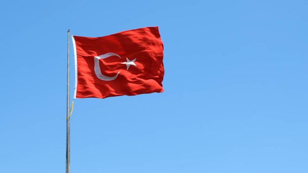 Flaga turecka na tle zachmurzonego nieba  - Zdjęcie, obraz