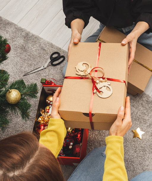 Різдвяний подарунок з картону взуття, нульові відходи в різдвяний час
. - Фото, зображення