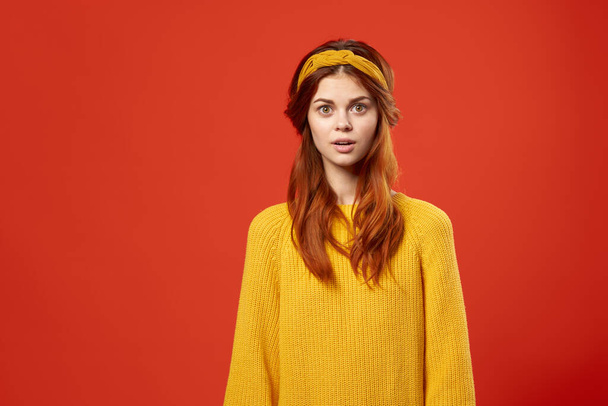 žena ve žlutém svetru s obvazem na hlavě Hipster příslušenství studio - Fotografie, Obrázek