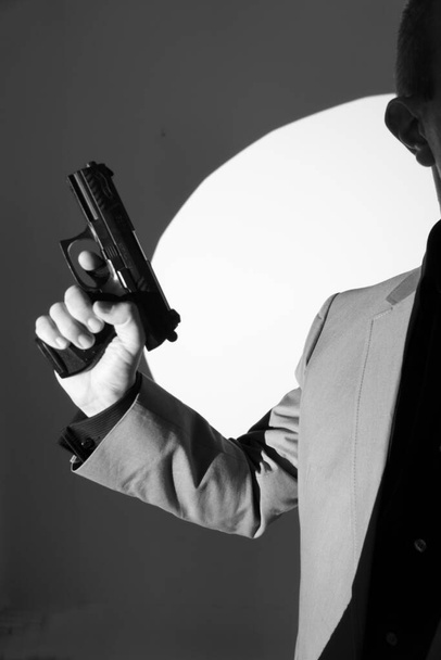 Spion thriller boek cover ontwerp met man met pistool pistool. - Foto, afbeelding