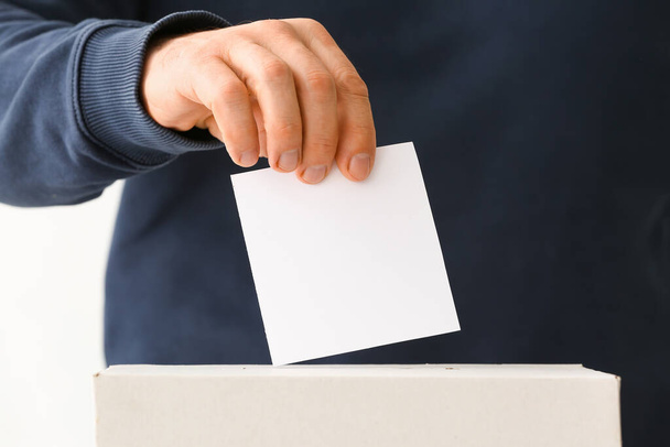 Człowiek głosujący w lokalu wyborczym, zbliżenie - Zdjęcie, obraz