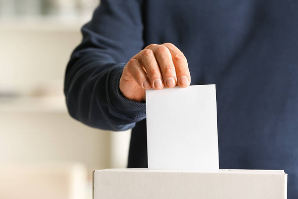 Oy kullanma merkezinde oy veren adam - Fotoğraf, Görsel