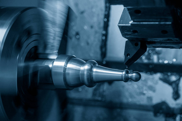 A CNC esztergagép alkotó vágás a fém tengely alkatrészek. A csúcstechnológiás fémmegmunkálás CNC esztergagéppel . - Fotó, kép