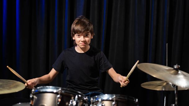 A boy plays drums in a recording studio - Фото, зображення