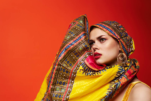 красивая женщина этническая многоцветный платок макияж гламур Студия Модель - Фото, изображение