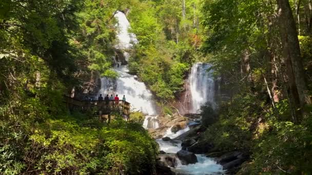 4k Vídeo de vista panorâmica das cachoeiras Anna Ruby no parque estadual Unicoi, perto de Helen, na Geórgia, EUA - Filmagem, Vídeo