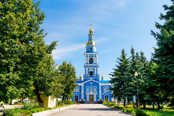 De orthodoxe kerk. Verlosser-Hemelvaart kathedraal. Oeljanovsk. Rusland.  - Foto, afbeelding