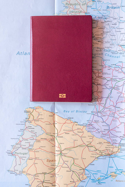 Generischer europäischer römischer Pass über einer Eisenbahnkarte der Europäischen Union. Staatsbürgerschaft und Reiseplanung mit Copyspace. Vertikal - Foto, Bild