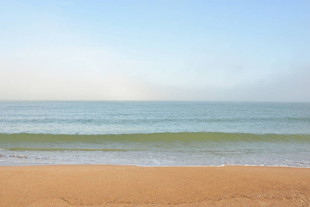Vista panorâmica da costa do mar Báltico num nevoeiro ao nascer do sol. Praia, dunas de areia. Luz solar suave. Uma paisagem marinha de verão idílica. Natureza, ambiente, férias, ecoturismo, caminhadas e exploração de conceitos - Foto, Imagem