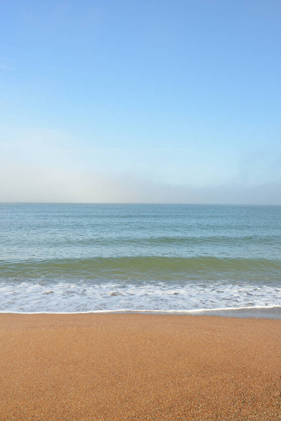 Vista panorámica de la orilla del mar Báltico en una niebla al amanecer. Playa, dunas de arena. Luz solar suave. Paisaje marino idílico de verano. Naturaleza, medio ambiente, vacaciones, ecoturismo, caminar y explorar conceptos - Foto, Imagen