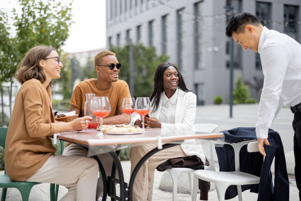Деловая команда обедает в кафе на открытом воздухе - Фото, изображение