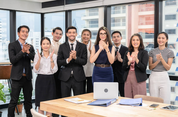 Grupo de negócios multi étnico palmas mãos de sucesso após seminário de negócios no escritório moderno no distrito de negócios - Foto, Imagem