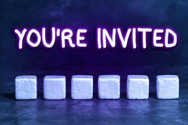 Inspirace ukazující nápis You Re Invited. Internet Koncept, aby zdvořilé přátelský požadavek na někoho jít někam Stack of Sample Cube obdélníkové krabice na povrchu leštěné s vícebarevným - Fotografie, Obrázek