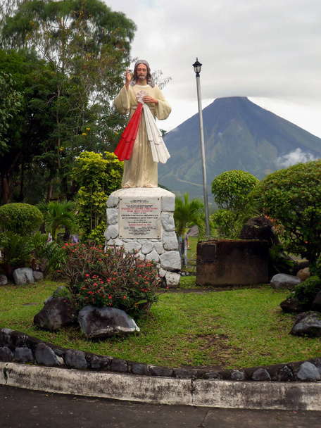 2012年1月18日フィリピンのカグサワのマヨン山の前のイエス・キリストの記念碑 - 写真・画像