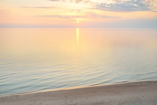 Mar Báltico ao pôr do sol. Céu dramático, nuvens azuis e rosa brilhantes, luz solar dourada suave, sol da meia-noite. Capa marinha pitoresca de sonho, paisagem nublada, natureza. Vista panorâmica - Foto, Imagem