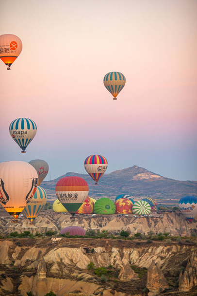 Φωτεινά αερόστατα θερμού αέρα στον ουρανό της Καππαδοκίας, Τουρκία - Φωτογραφία, εικόνα