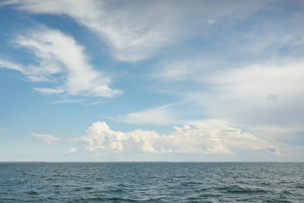 Balti-tenger drámai felhők alatt a vihar után. Kék ég. Kilátás a tengerre. Tengerpart. Ciklon, szélvihar, vihar, viharos időjárás, meteorológia, éghajlatváltozás, természeti jelenség - Fotó, kép