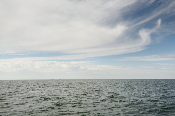 Mar Báltico sob nuvens dramáticas após trovoada. Céu azul. Vista aérea panorâmica da costa. A paisagem marinha. Ciclone, ventania, tempestade, mau tempo, meteorologia, alterações climáticas, fenómeno natural - Foto, Imagem
