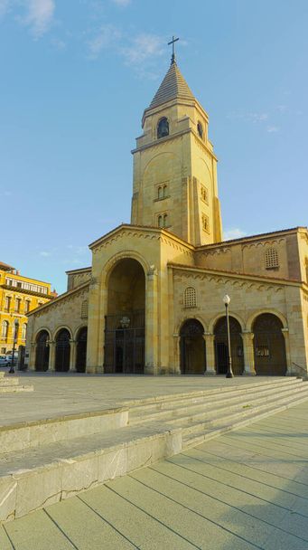 San Pedro Apostolin tai Iglesia de San Pedro Apostolin kirkko on katolinen kirkko, joka sijaitsee Gijonin kaupungissa Asturiasissa, Espanjassa - Valokuva, kuva